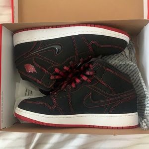 Youth 5.5/women’s 7 Air Jordan 1 Mid Fearless
